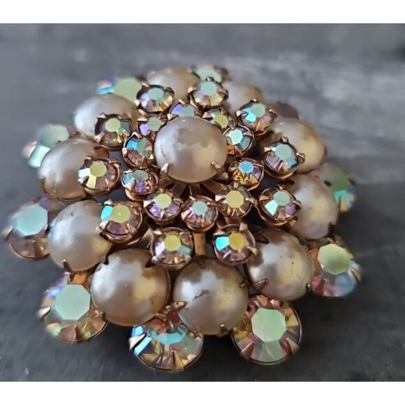 Vintage 1950s 60s Aurora Borealis Rhinestone Brooch Domed Cluster Pin Faux Pearl - Picture 2 of 7